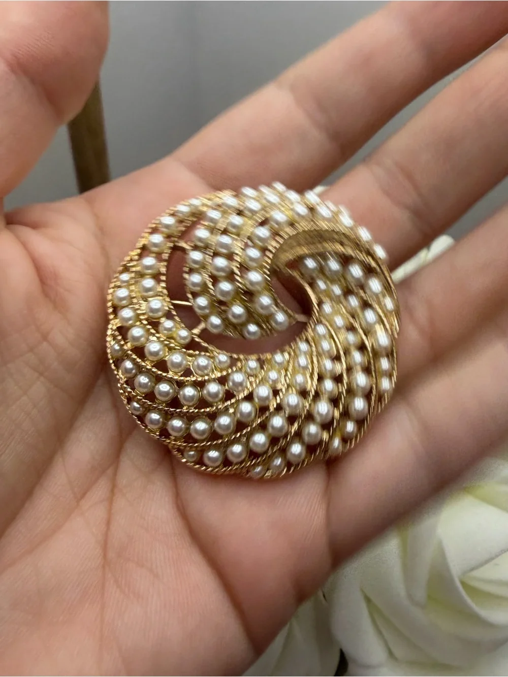 Gold Pearl Swirl Brooch Pin - Elegant Women's Jewelry